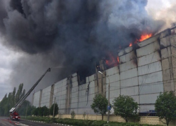 Пожар на складе спецодежды и резиновой обуви в Подмосковье тушили двое суток
