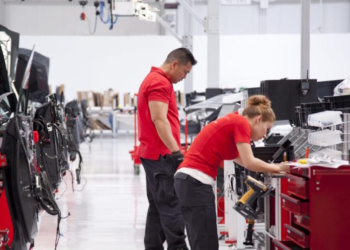 «Всё на заводе как будто из будущего, кроме нас» — работники завода Tesla в Калифорнии жалуются на условия труда