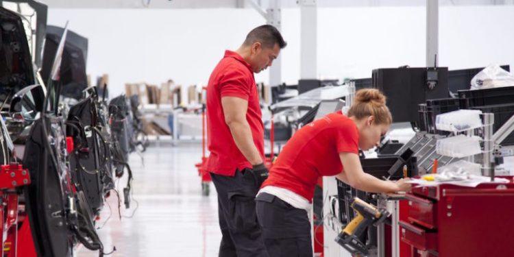 «Всё на заводе как будто из будущего, кроме нас» — работники завода Tesla в Калифорнии жалуются на условия труда