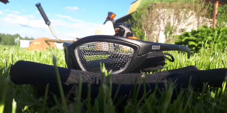 СИЗ газонокосильщика на даче