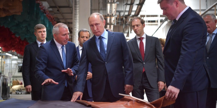 Путин провел совещание по развитию лёгкой промышленности в Рязани