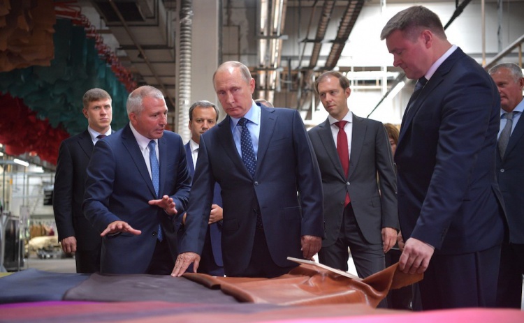 Путин провел совещание по развитию лёгкой промышленности в Рязани