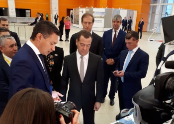 Дмитрий Медведев осмотрел экспозицию выставки БиОТ-2017
