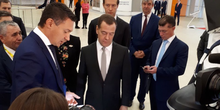 Дмитрий Медведев осмотрел экспозицию выставки БиОТ-2017