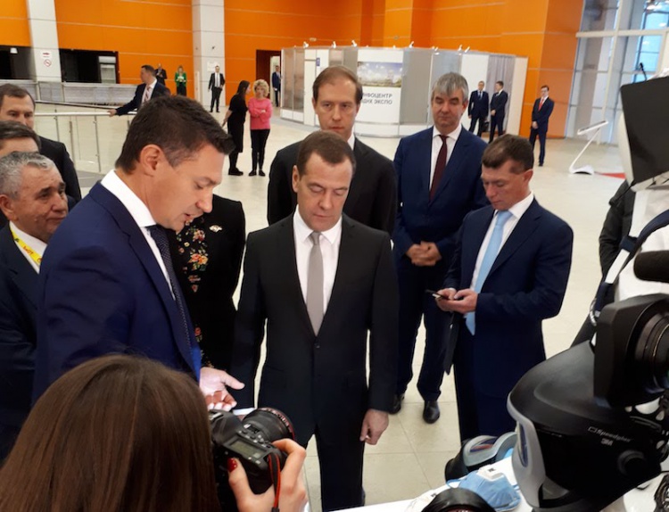 Дмитрий Медведев осмотрел экспозицию выставки БиОТ-2017