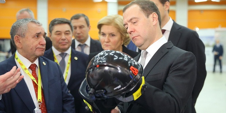 Медведев предложил ввести маркировку СИЗ