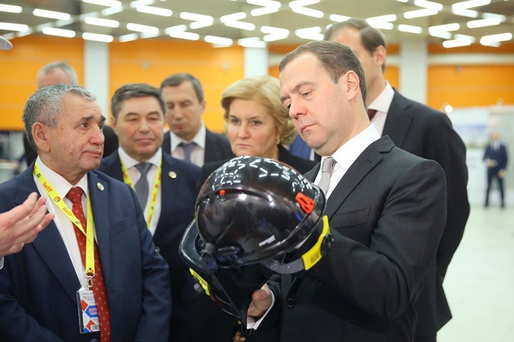 Медведев предложил ввести маркировку СИЗ