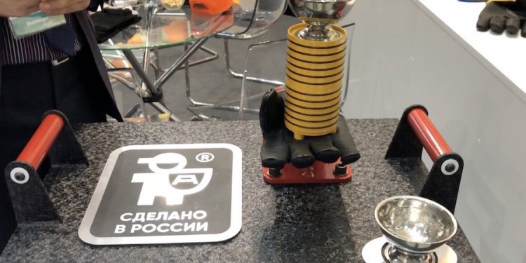 Уникальный стенд для демонстрации виброзащитных свойств рабочих перчаток Ампаро Вибростат 01