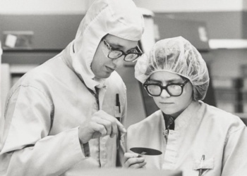 Спецодежда Intel: от мини-халатиков к стерильным Bunny Suit