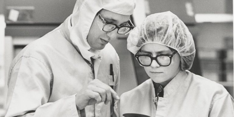 Спецодежда Intel: от мини-халатиков к стерильным Bunny Suit