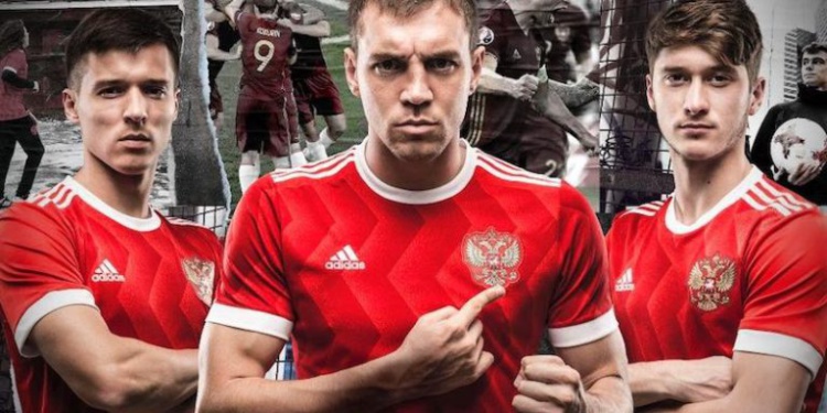 Легче, удобнее, безопаснее: как менялась футбольная форма