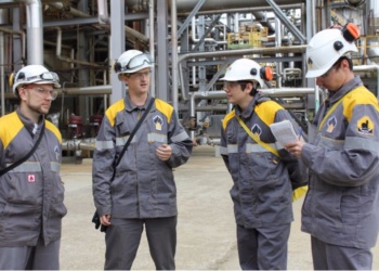 «Роснефть» отобрала поставщиков спецодежды на 3,3 млрд руб.