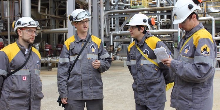 «Роснефть» отобрала поставщиков спецодежды на 3,3 млрд руб.