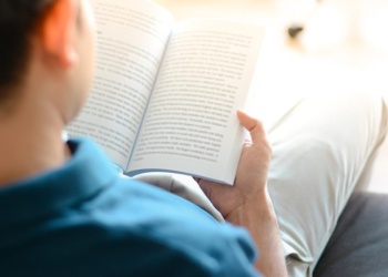 Шагаем к безопасности — с книжкой на диване 📖