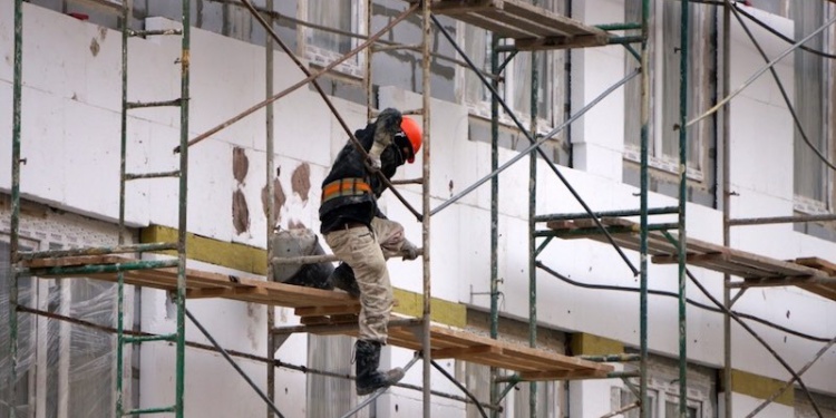 Падения с высоты на стройках стали списывать на суицид – Валерий Корж