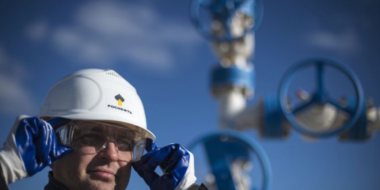 «Роснефть» проведет закупку спецодежды на 2,3 млрд руб.