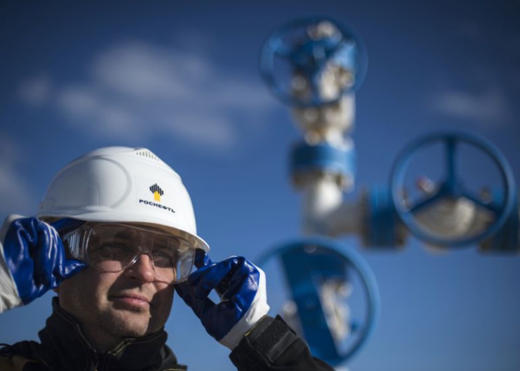 «Роснефть» проведет закупку спецодежды на 2,3 млрд руб.