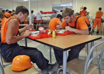 Обедать можно и без СИЗ – суд