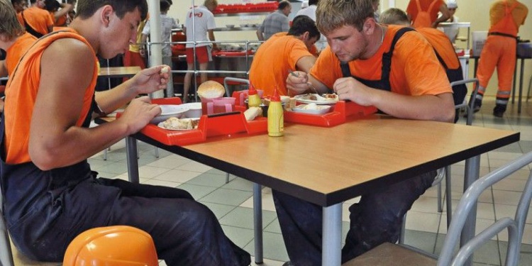 Обедать можно и без СИЗ – суд