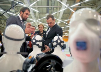 Медведев пообещал разобраться с госкомпаниями, закупающими иностранные СИЗ