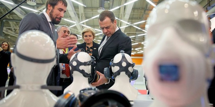 Медведев пообещал разобраться с госкомпаниями, закупающими иностранные СИЗ