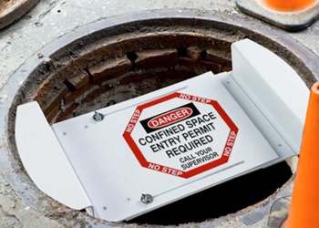 А как у них? Рабочих в США об опасности предупреждают «вкладыши» в колодцы