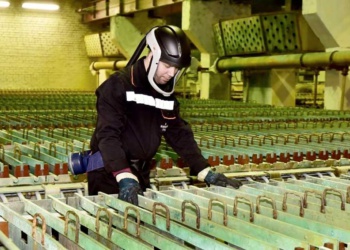 Кольская горно-металлургическая компания за год потратила на СИЗ 300 млн руб