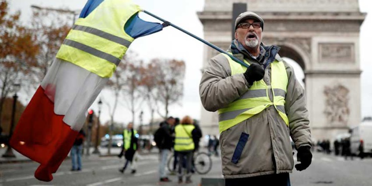 «Московский комсомолец» назвал желтые жилеты спецодеждой года