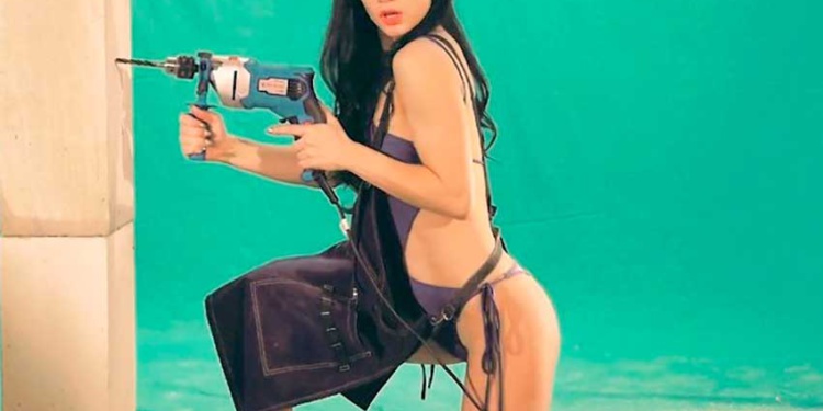 сотрудницам «Белмаша» разрешили работать в купальниках