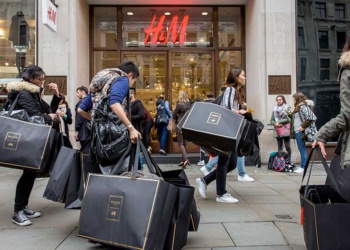 Мужчины тратят на одежду больше женщин