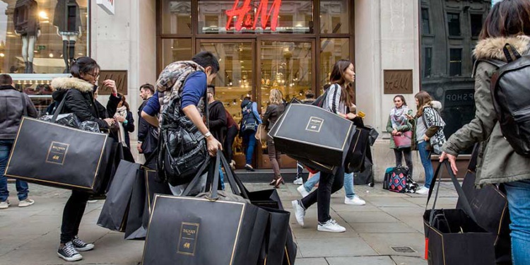 Мужчины тратят на одежду больше женщин