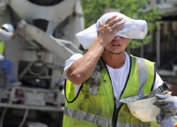 Роструд напомнил об опасностях работы в жару