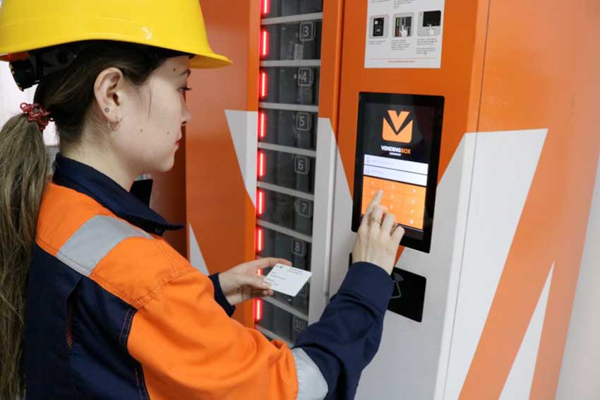 На двух ГОКах в Казахстане запустили проект по выдаче СИЗ вендинговымиавтоматами - Гетсиз.ру