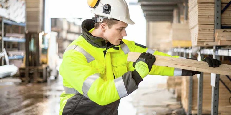 Не остаться незамеченным: «Линдстрем» запускает в России аренду сигнальной одежды