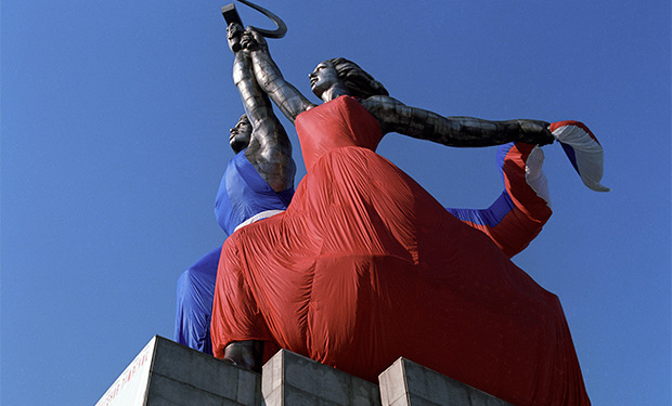 рабочий и колхозница в спецодежде