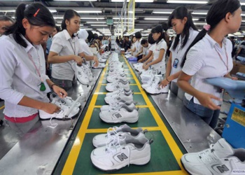 Китайских обувщиков научат маркировать обувь