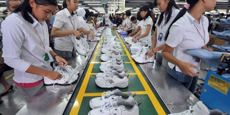 Китайских обувщиков научат маркировать обувь