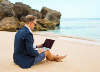 треть россиян продолжает решать рабочие дела в отпуске