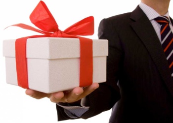 Минтруд в канун новогодних праздников напомнил чиновникам о запрете на подарки