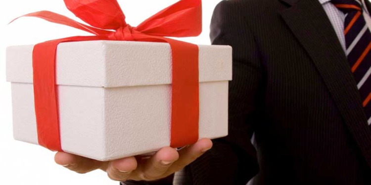 Минтруд в канун новогодних праздников напомнил чиновникам о запрете на подарки