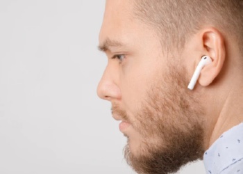 Политика OSHA относительно наушников на работе: не запрещено, но не рекомендуется