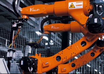 Японские производители одежды отказываются от людей