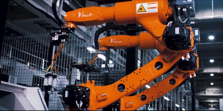 Японские производители одежды отказываются от людей