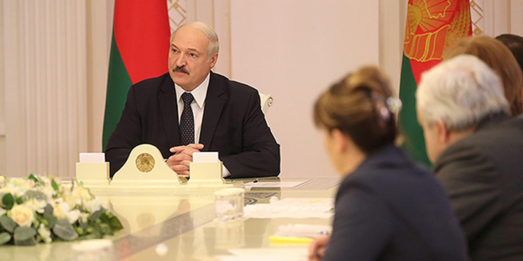 Президент Беларуси поручил за неделю наладить производство респираторов