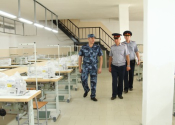 Правительство привлечет к производству медицинских масок военных и заключенных