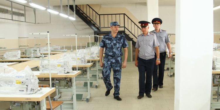 Правительство привлечет к производству медицинских масок военных и заключенных