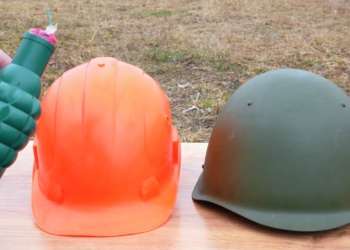 Блогеры испытали строительную каску петардами. Видео