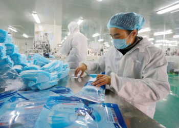 В Россию поступило 25,5 млн защитных масок из Китая