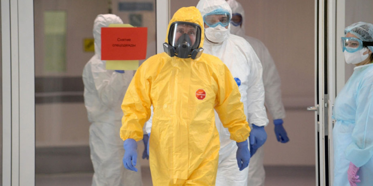 Раскрыта стоимость защитного костюма, в котором Путин посетил больных коронавирусом в Коммунарке