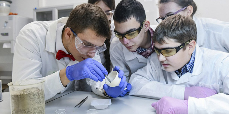 Научпарк «Сириус» начал поставки защитных лицевых щитков для сочинских медиков